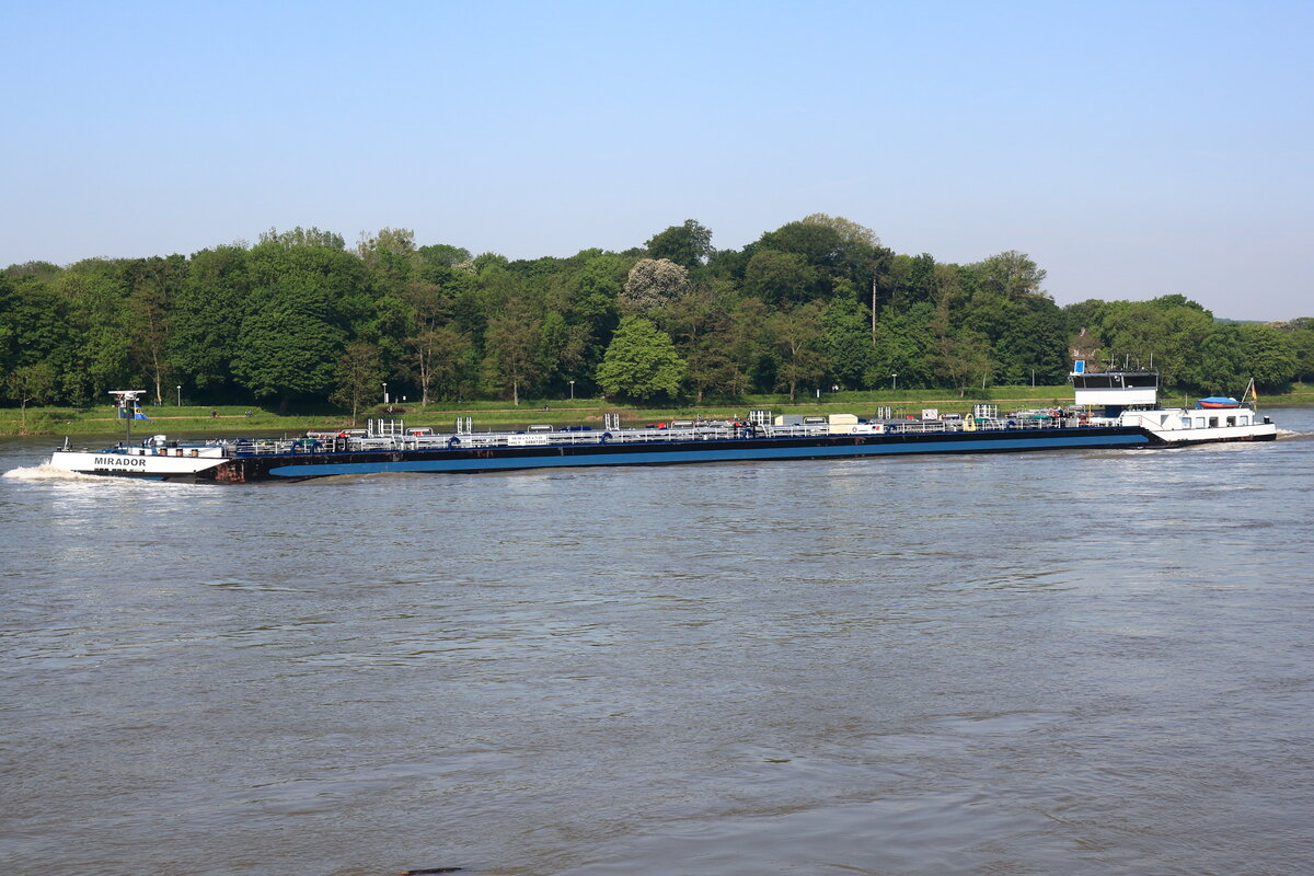 Tankmotorschiff MIRADOR, ENI: 04807200, Flagge DEU, bergaufwärts auf dem Rhein bei Königswinter am 14.05.2023.