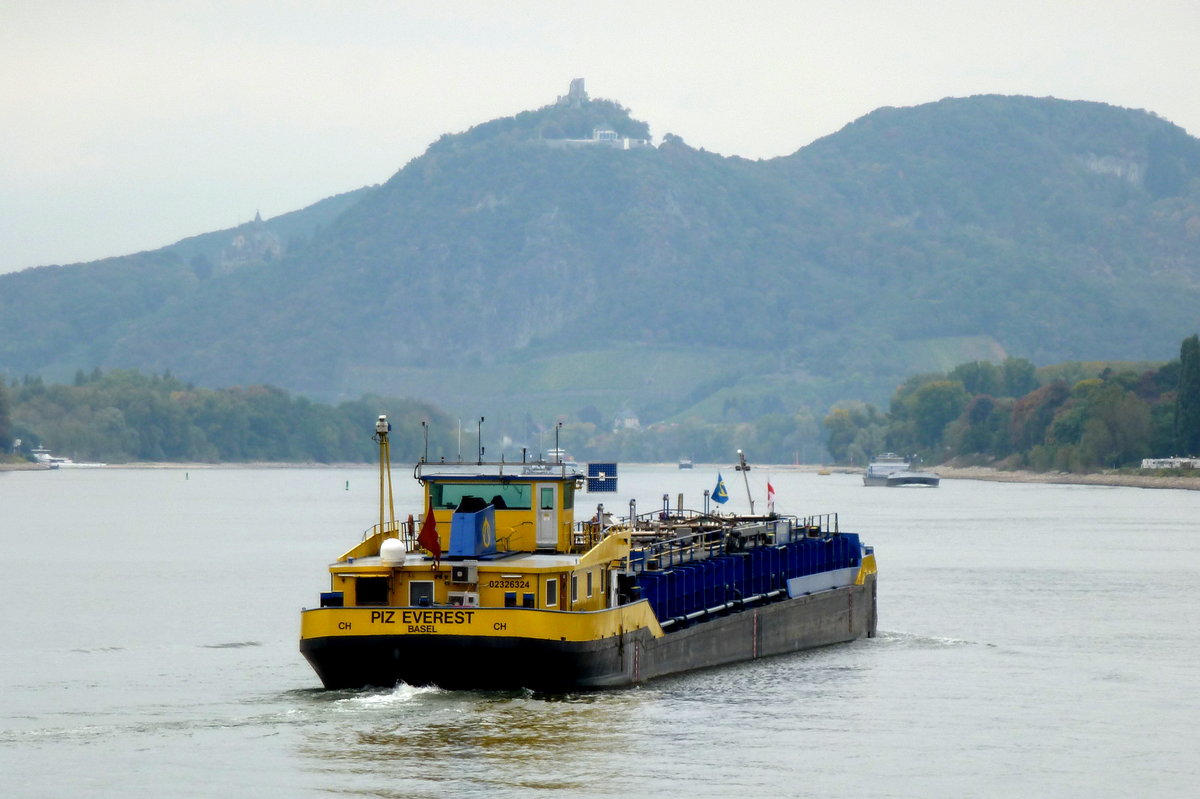 Tankmotorschiff Piz Everest, Flagge: Schweiz, vor der Kulisse des Drachenfels auf dem Rhein bei Unkel. Aufnahmedatum: 17.10.2016