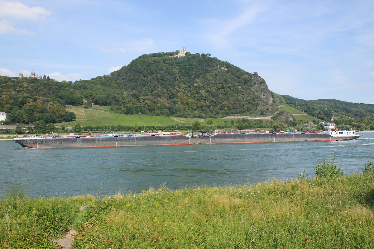 Tankmotorschiff (STMS) Fidelitas  (ENI 02321015) gekoppelt mit dem Tankschubleichter (TSL) Fidelitas II  (ENI 02321016) auf dem Rhein vor dem Drachenfels bei Königswinter am 22.07.2020.