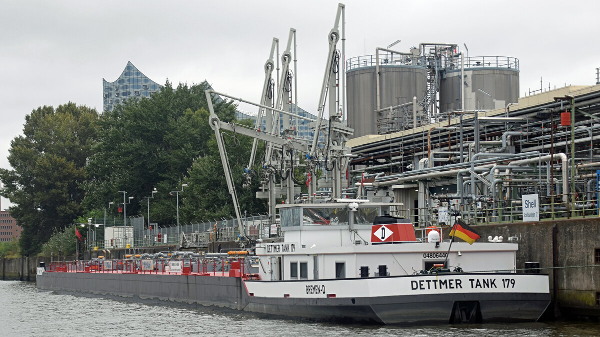 Tankmotorschiff (TMS) DETTMER TANK 179 (ENI 04806440, 100m Länge, 9,50m Breite) am 16.09.2021 im Hafen von Hamburg