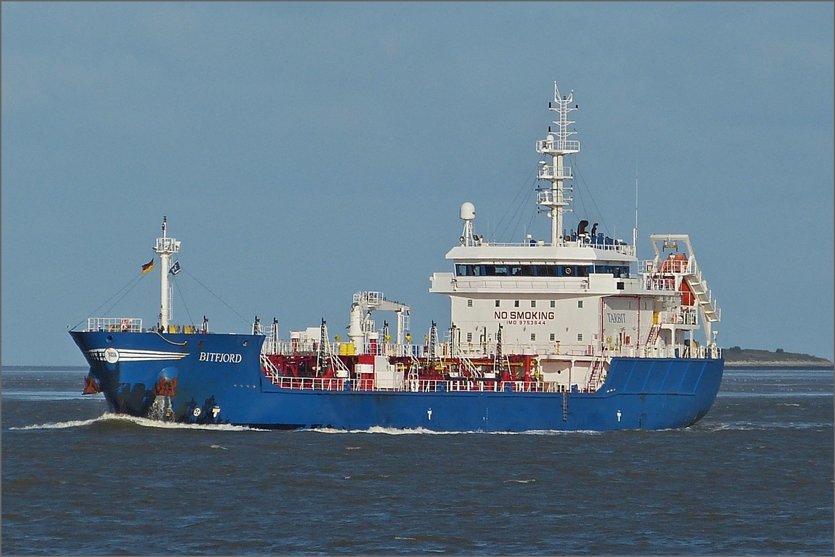 Tankschiff „BITFJORD“ IMO 9753844; Bj 2007; L 108 m; B 17 m; Heimathafen Dordrecht, Flagge NL, zu Berg fahrend auf der Weser nahe Bremerhaven. 19.09.2019