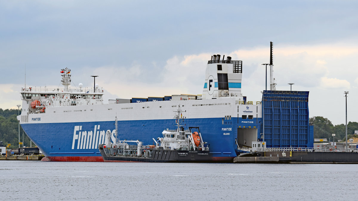 Tankschiff ANNIKA (IMO 9628489) am 28.8.2018 längsseits des Finnlines-Fährschiffes FINNTIDE (IMO 9468920), welches in Lübeck-Travemünde am Skandinavienkai liegt