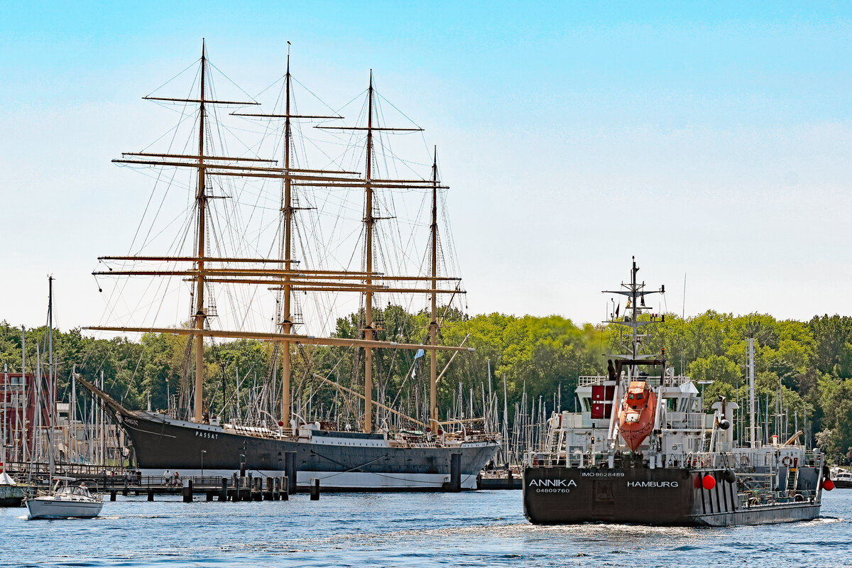 Tankschiff ANNIKA (IMO 9628489) am 31.5.2021 in Lübeck-Travemünde einlaufend. Im Hintergrund ist die Viermastbark PASSAT zu sehen.