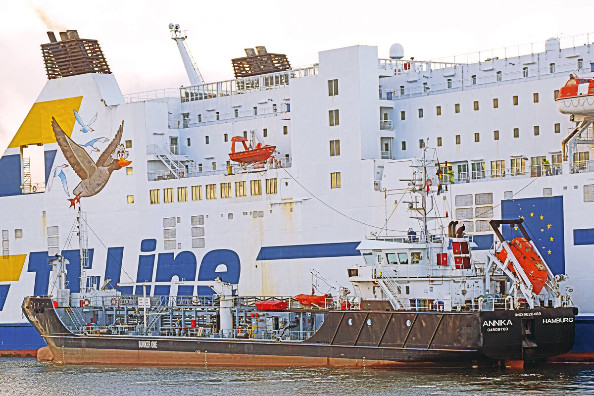 Tankschiff ANNIKA (IMO 9628489) am 06.01.2023 in Lübeck-Travemünde (beim TT-Line-Fährschiff AKKA)