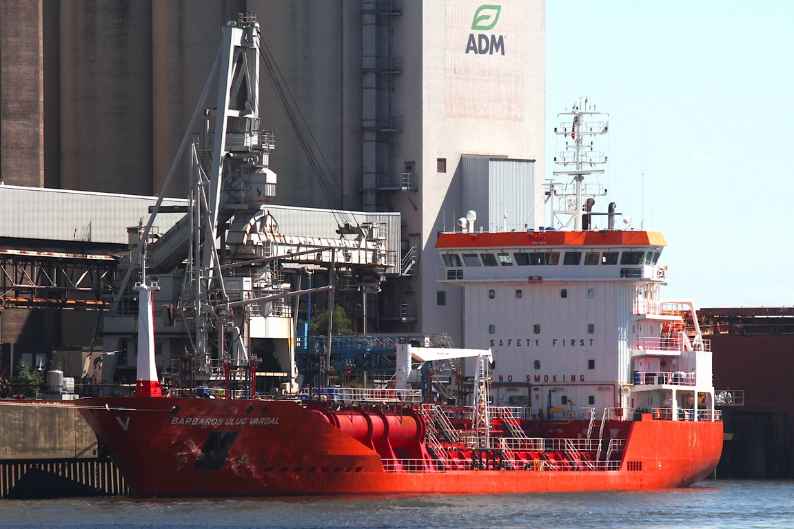 Tankschiff BARBAROS ULUC VARDAL (IMO 9291602); Datum: 23.06.2026; Aufnahmeort: Elbe/Hafen Hamburg, Deutschland.