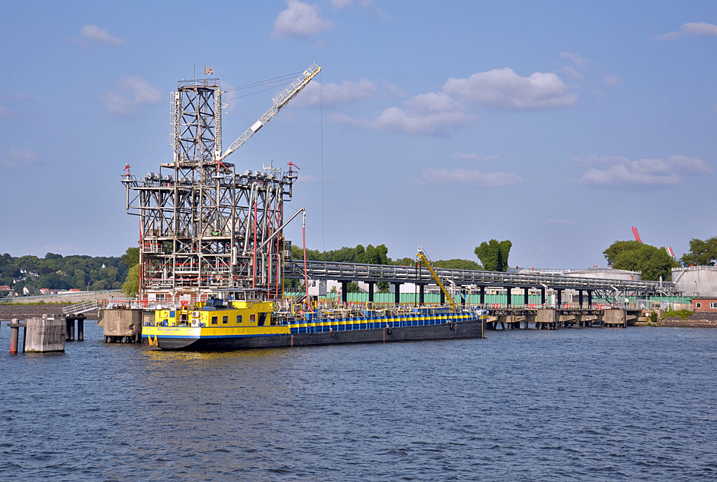 Tankschiff  Berlingerode  an der lverladestation im Hamburger Hafen - 12.07.2013