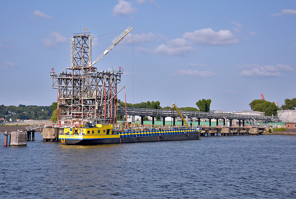 Tankschiff  Berlingerode  an der lverladestation im Hamburger Hafen - 12.07.2013