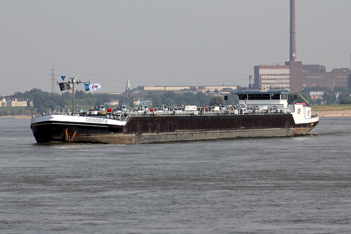 Tankschiff  DISSIDENTIA  Rhein abwärts bei Duisburg 13.8.2015