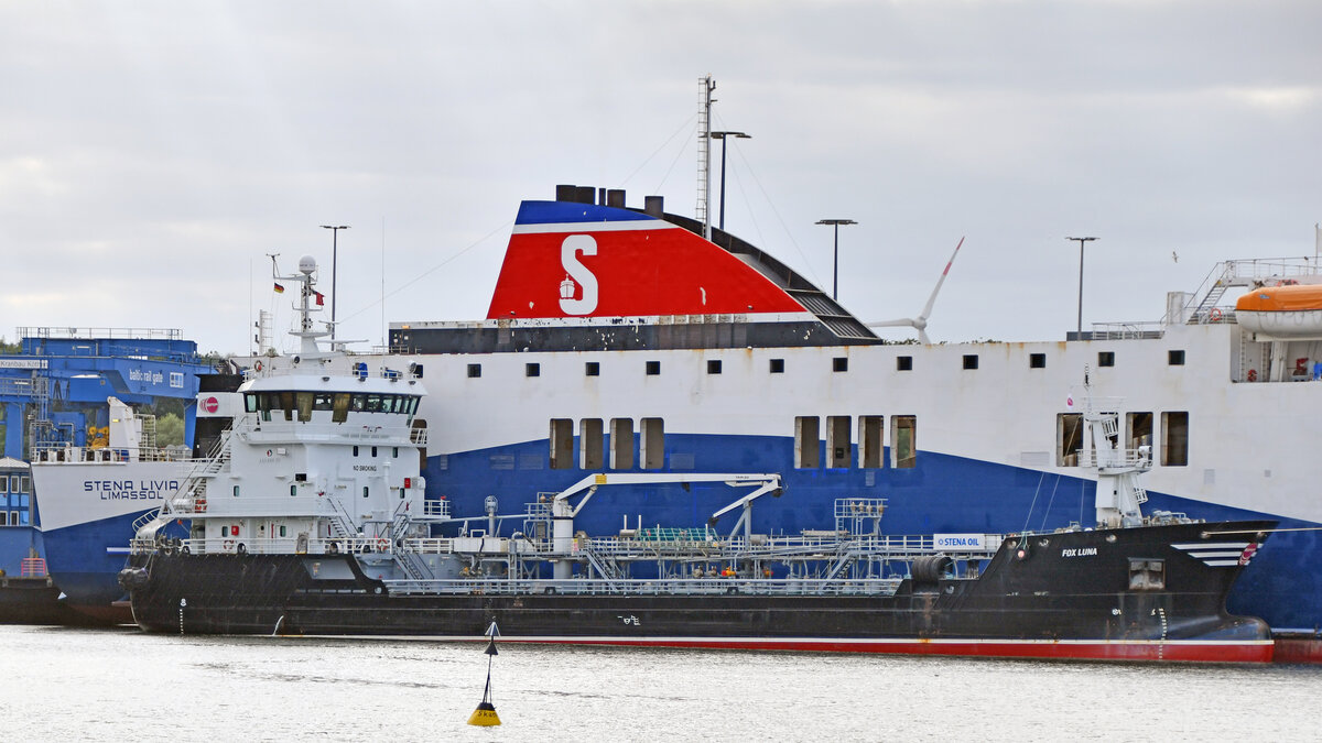 Tankschiff FOX LUNA (IMO 9390458) am 22.07.2022 längsseits der STENA LIVIA beim Skandinavienkai in Lübeck-Travemünde