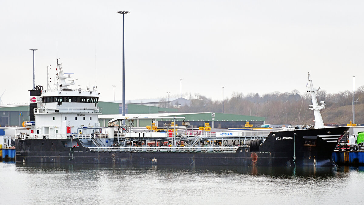 Tankschiff FOX SUNRISE (IMO 9333917) am 20.01.2023 beim Skandinavienkai in Lübeck-Travemünde