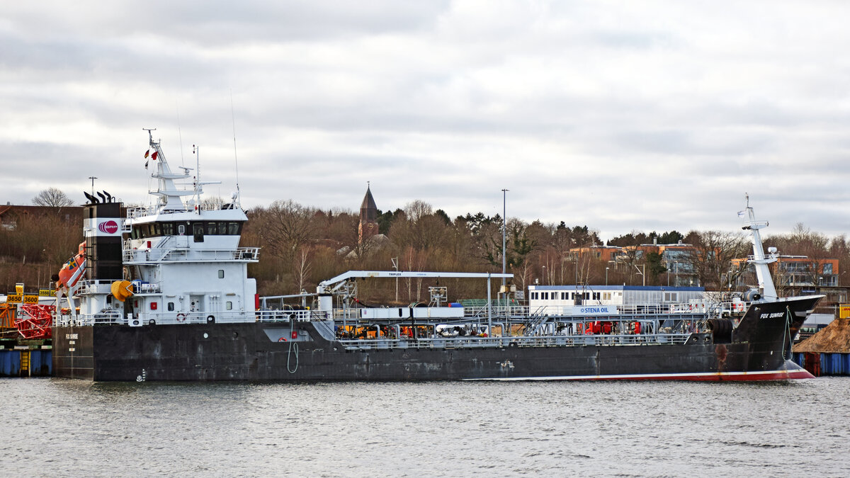 Tankschiff FOX SUNRISE (IMO 9333917) am 27.01.2023 beim Skandinavienkai in Lübeck-Travemünde