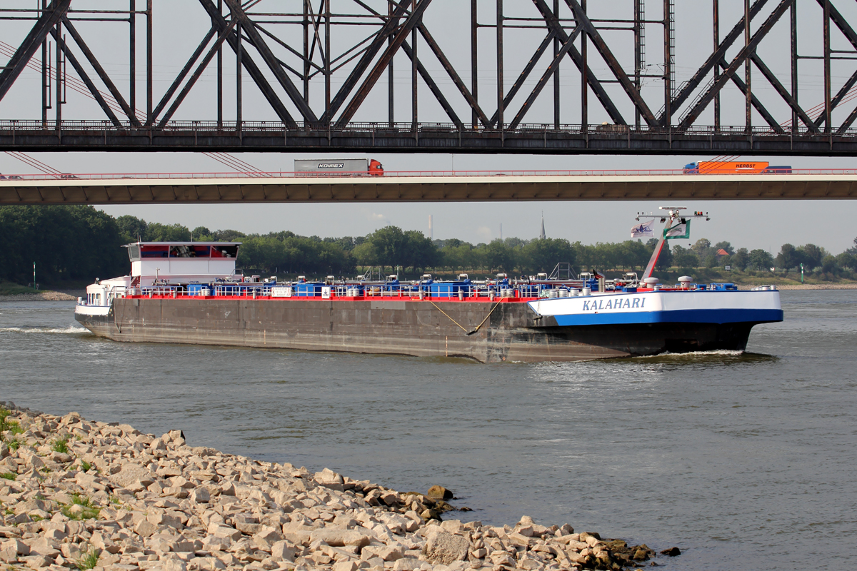 Tankschiff  KALAHARI  Rhein aufwärts bei Duisburg 13.8.2015 