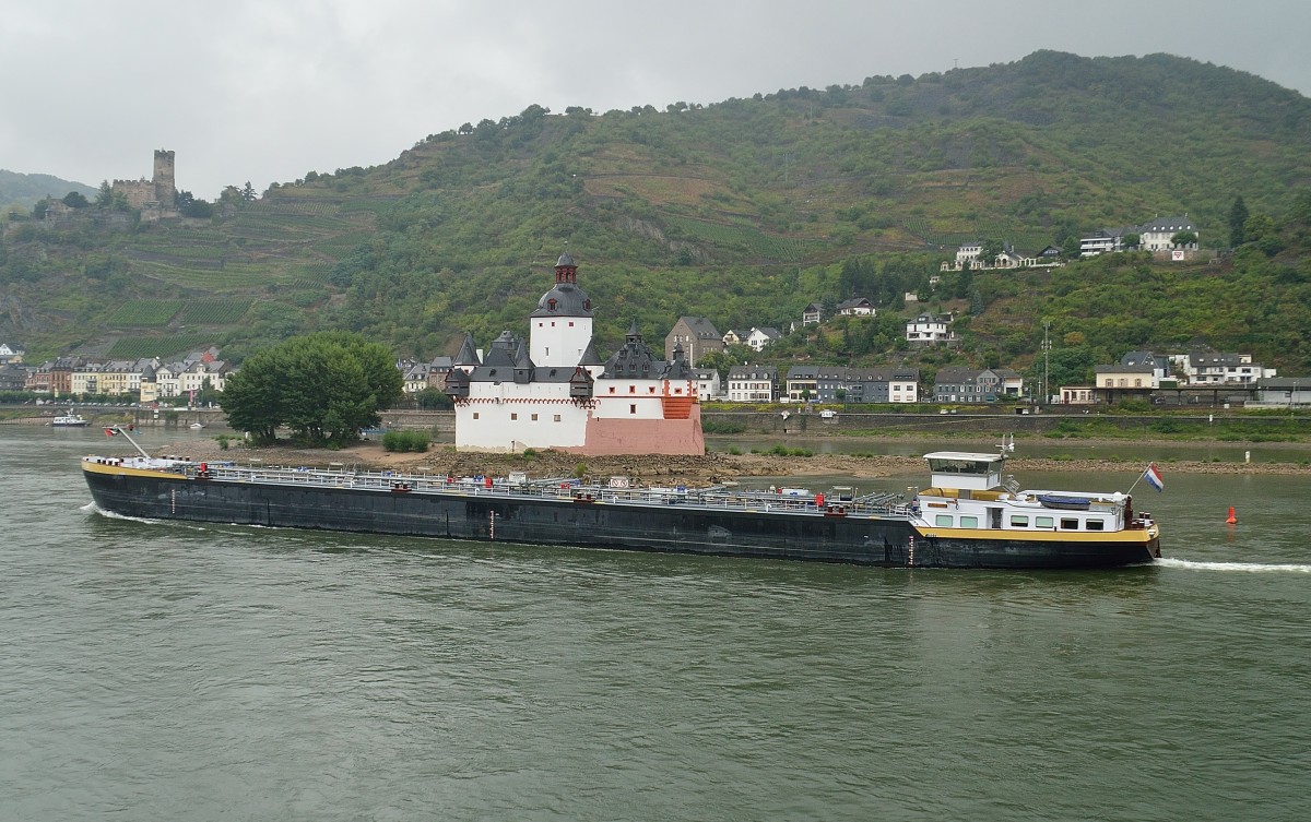 Tankschiff NADUHA passiert die Pfalzgrafenstein bei Kaub. 25.8.2013