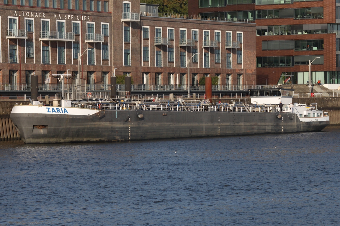 Tankschiff ZARIA (ENI 02334940); Datum: 02.10.2025; Aufnahmeort: Elbe/Hafen Hamburg, Deutschland. Das Bild zeigt die ZARIA vor dem Altonaer Kaispeicher nahe dem Anleger Dockland.