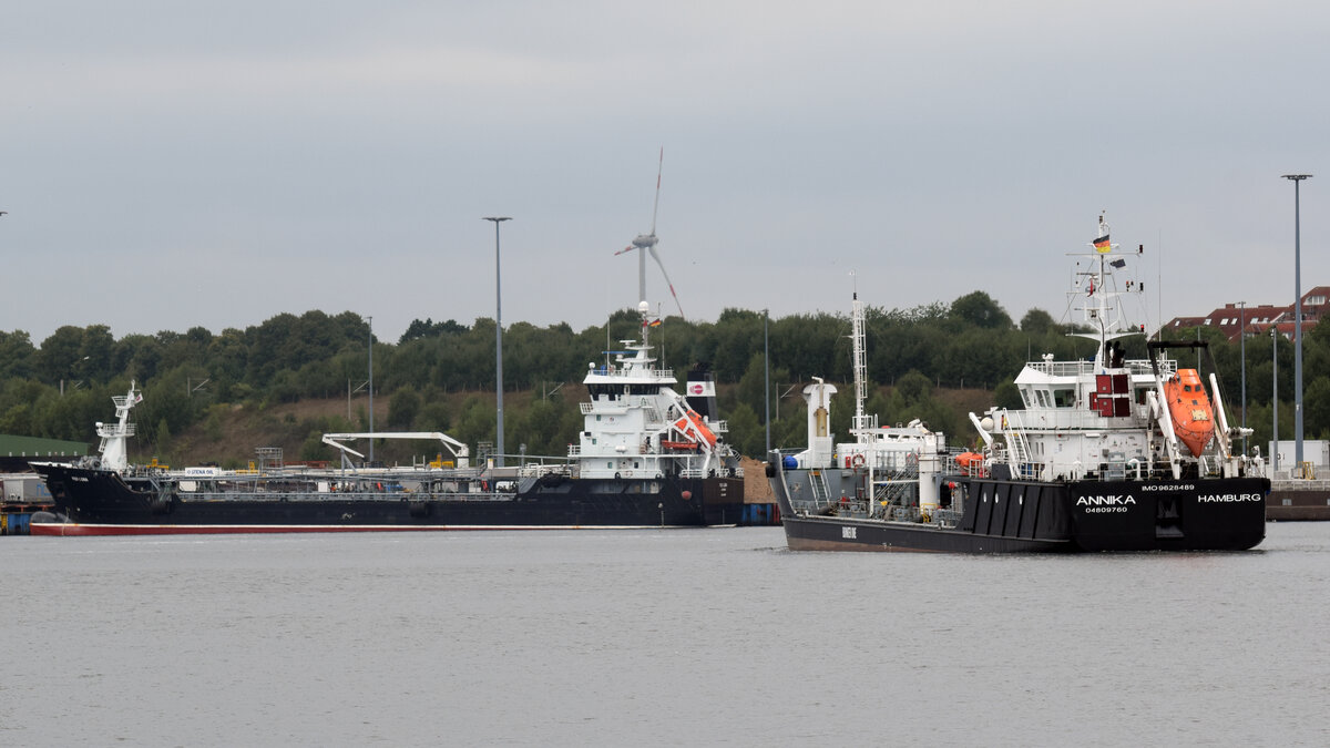 Tankschiff2 ANNIKA (IMO 9628489) und FOX LUNA (IMO 9390458) am 27.08.2022 im Hafen von Lübeck-Travemünde