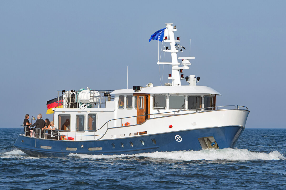 TARMO II am 09.09.2021 in der Ostsee vor Lübeck-Travemünde. Das Schiff wird überwiegend für Seebestattungen eingesetzt.