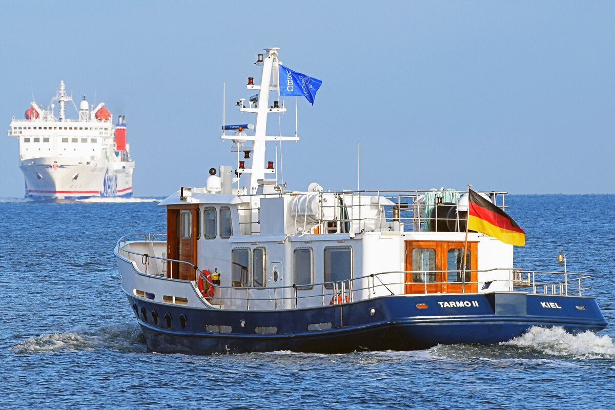 TARMO II fährt am Nachmittag des 08.01.2022 von Lübeck-Travemünde aus auf die Ostsee, um die sterblichen Überreste eines Menschen dem Baltischen Meer zu übergeben. Im Hintergrund ist die in Richtung Travemünde fahrende URD (Stena-Line)zu sehen.