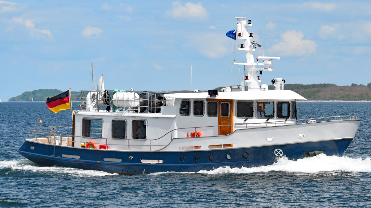 TARMO II ist das neueste Schiff in der DSBG-(Deutsche See-Bestattungs-Genossenschaft e.G.)-Flotte und wurde 2021 in Dienst gestellt. Heimathafen der TARMO II ist Travemünde. Das Schiff bietet mit einer Länge von 20 Metern Platz für 36 Personen und wurde speziell auf die Anforderungen für eine Bestattung auf See angepasst. Aufnahme vom 24.5.2021 vor Lübeck-Travemünde