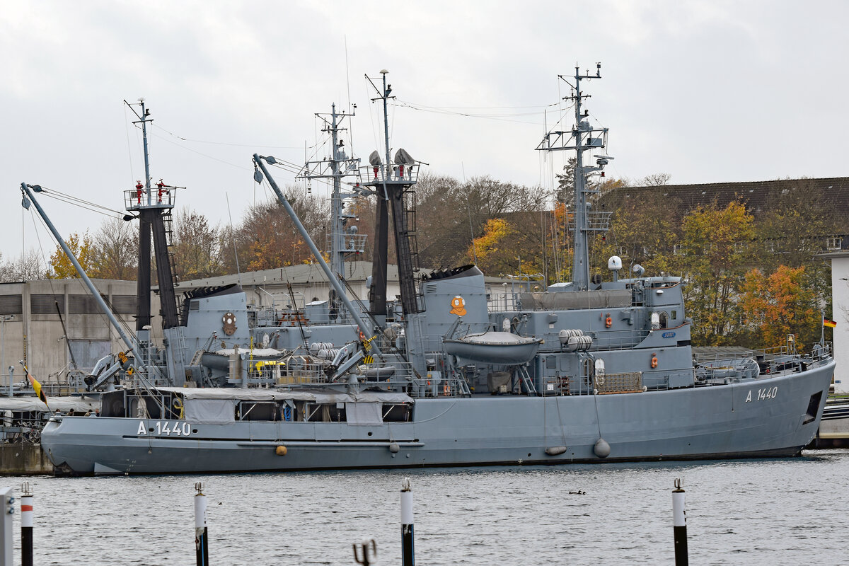 Taucherschulboot A 1440 JUIST am 10.11.2022 im Hafen von Neustadt / Holstein