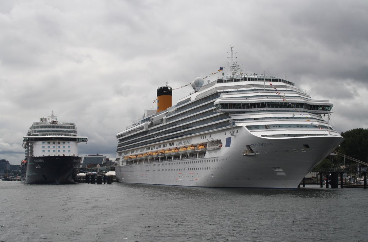 Tauftag: noch liegt die Mein Schiff 5 zusammen mit der Costa Pacifica am Kieler Ostseekai. Eine Stunde Später wird sie dann in Richtung Travemünde auslaufen. Die Costa Pacifica wird sich am Abend auf den Weg nach Klaipeda machen. (15.7.2016) 