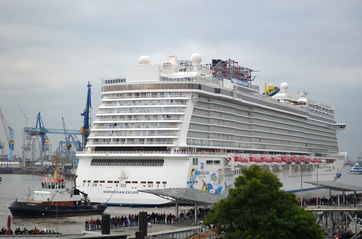 Tausende Leute an den Hamburger Landungsbrücken bestaunen das eindocken der Norwegian Escape IMO-Nummer:9677076 Flagge:Bahamas Länge:326.0m Breite:41.0m Baujahr:2015 Bauwerft:Meyer Werft,Papenburg Deutschland bei Blohm+Voss Dock Elbe 17 am 13.10.15