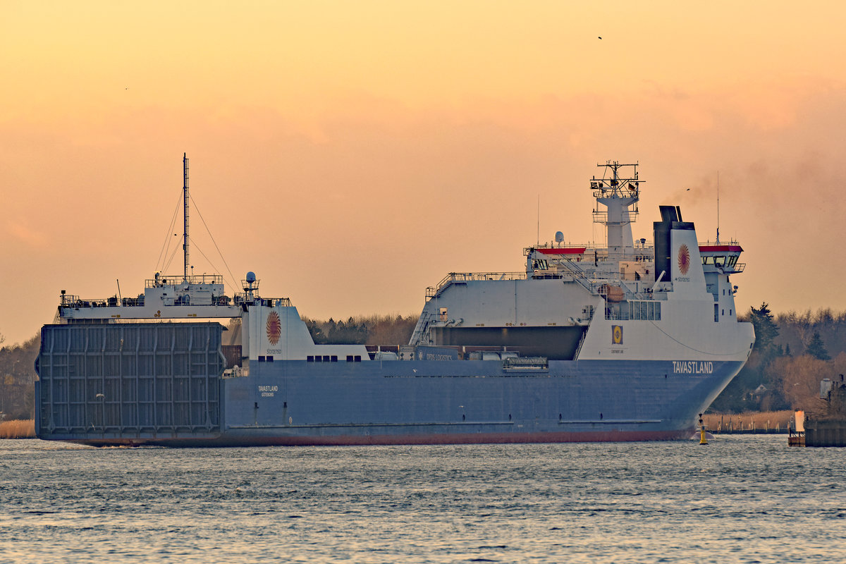 TAVASTLAND (IMO 9334959) am 22.01.2021 im Licht der untergehenden Sonne. Hafen von Lübeck, Trave, unweit Lehmannkai 2