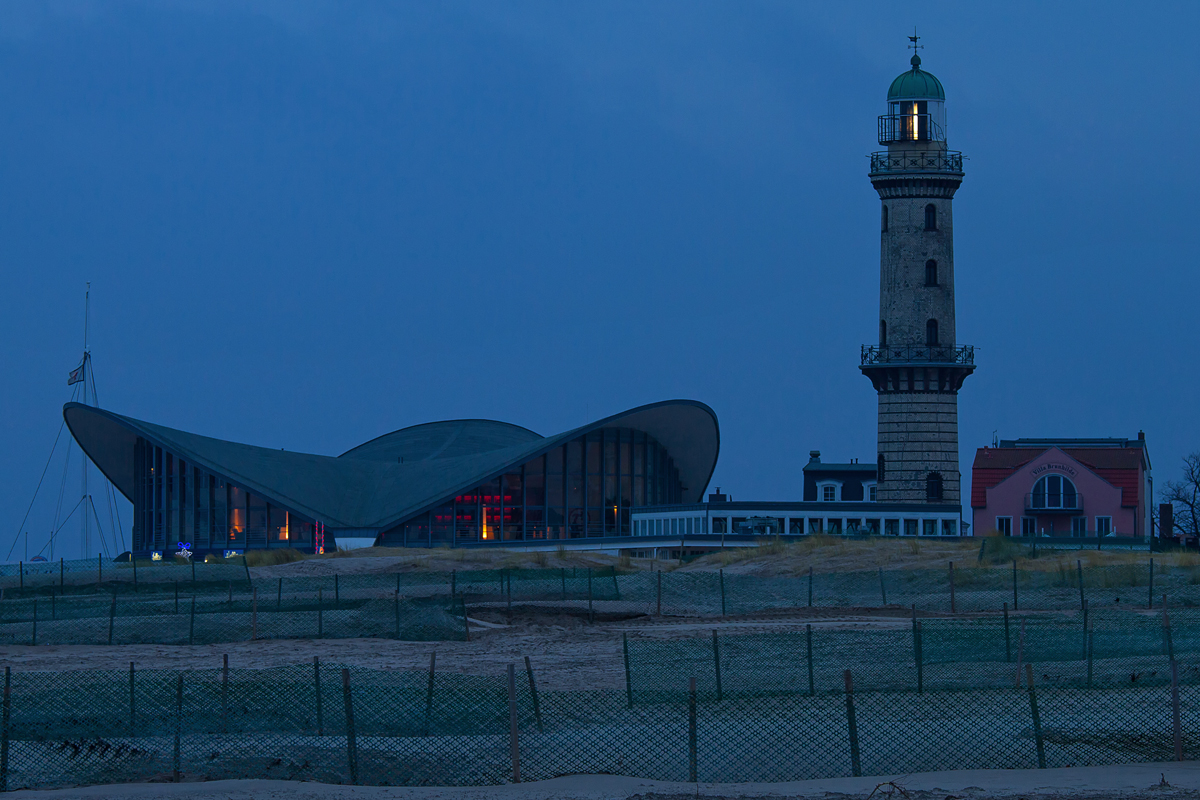 Teepott und Leuchtturm vom Warnemünder Strand aus gesehen. - 15.01.2014