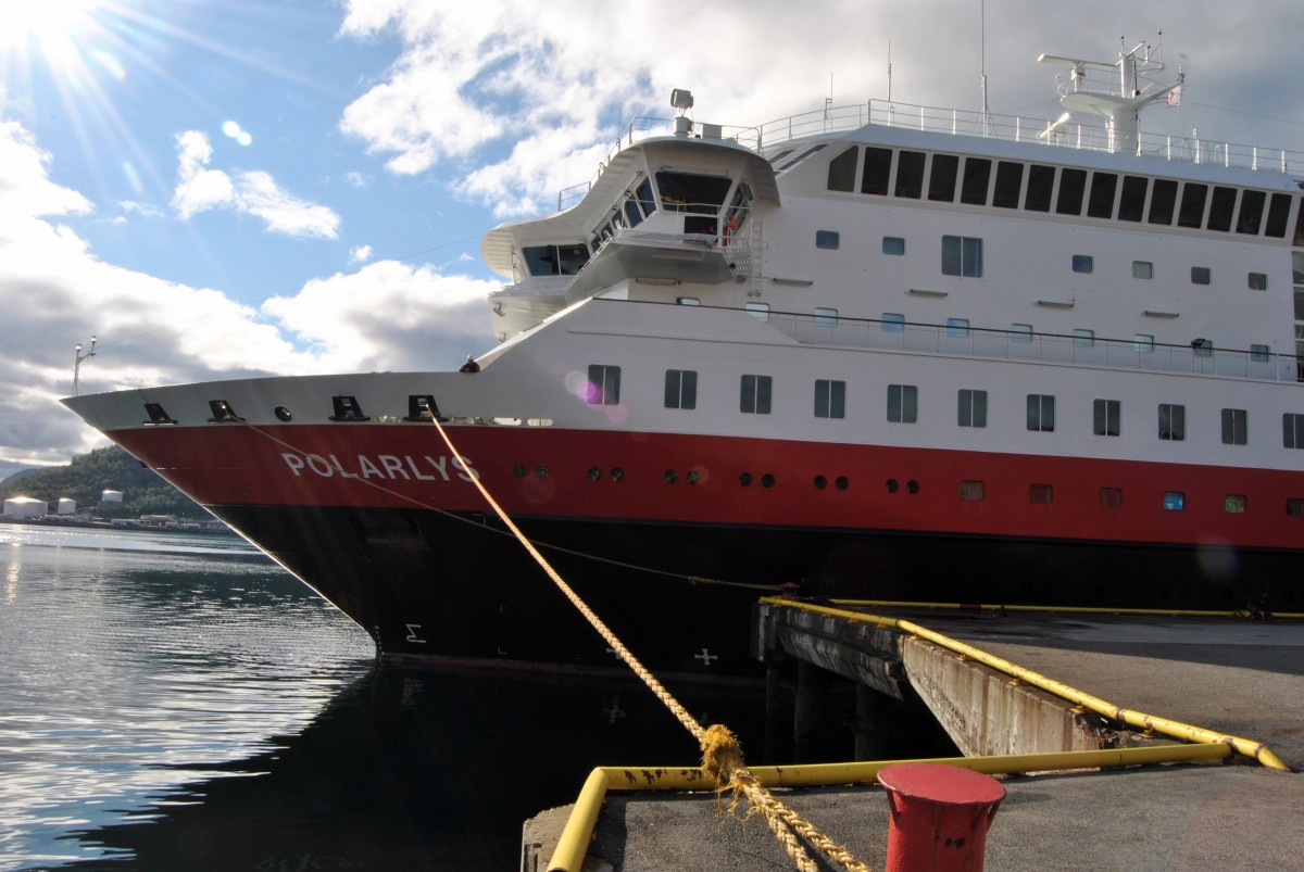 Teil Ansicht der Polarlys in Harstad um 08,00Uhr am 28.07.2012 in der Mitternachtsonne