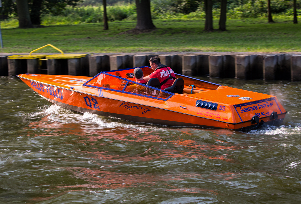 Teilnehmer am diesjährigen Poker-Run mit ihrem Speedboot auf der Fahrt zum Anleger der Ueckermünder Lagunenstadt. - 09.09.2016
