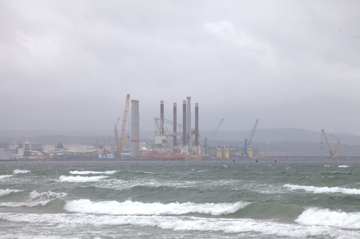 Teleblick auf den Windkraftanlagenmontageplatz im Hafen Mukran. Windböen, Starkregen, nach dem Schnappschuss nahm der Fotograf noch ein kurzes Bad in den Wellen.25.07.2017 11:42 Uhr.