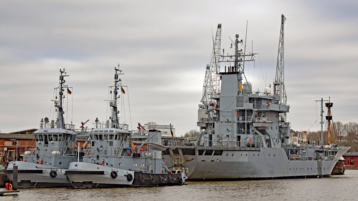 Tender A 512 MOSEL und Bundesmarine-Schlepper Y 817 und Y 812 am 15.02.2020 am Behnkai in Lübeck