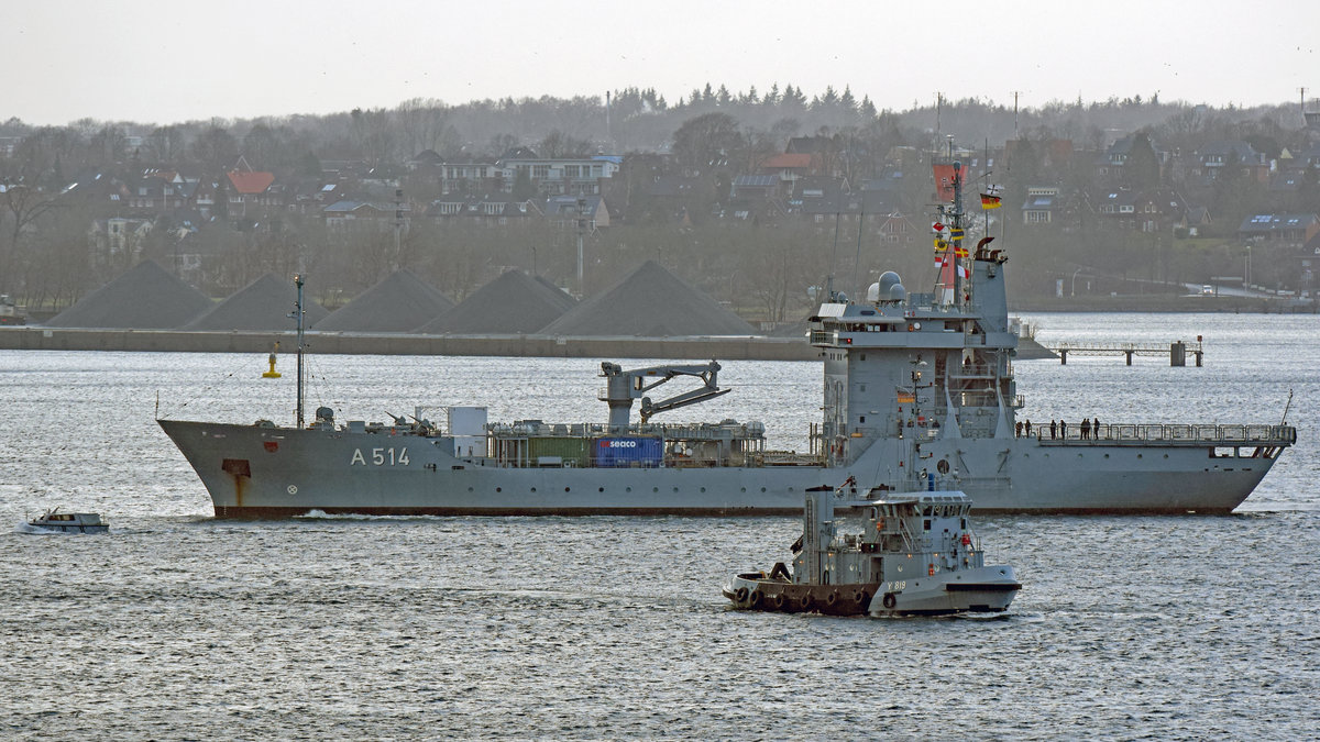 Tender A 514  Werra  und Schlepper Y 819 am 11.02.2020 in der Kieler Förde