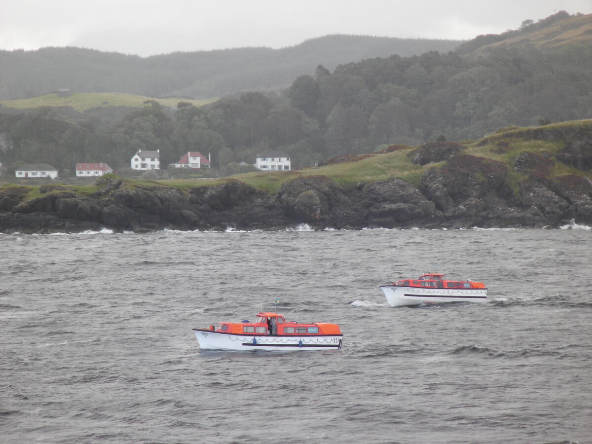 Tenderboote von  MS ALBATROS  in rauer See vor der schottischen Hafenstadt Oban am 11.09.2012.