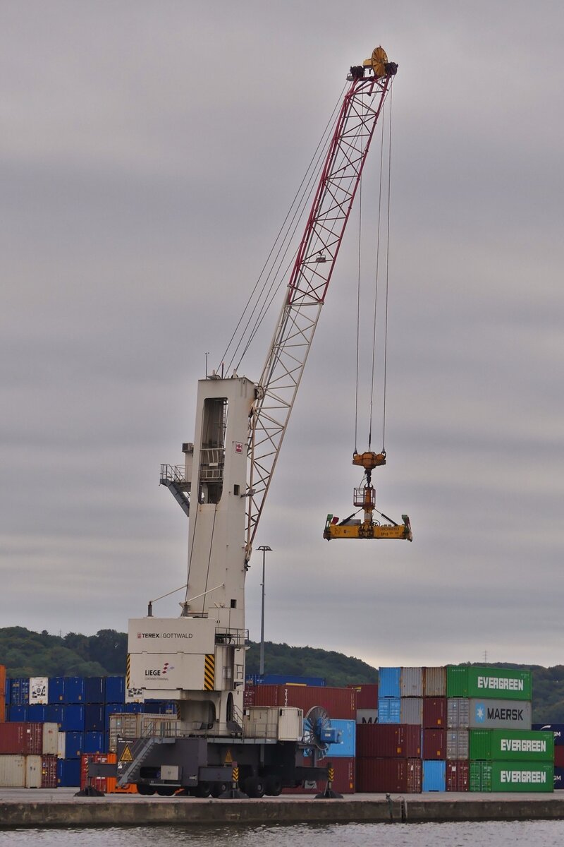 Terex Container Verladekran am Ufer des Albertkanals, auf dem Containerarsenal von Lüttich. 09.2025