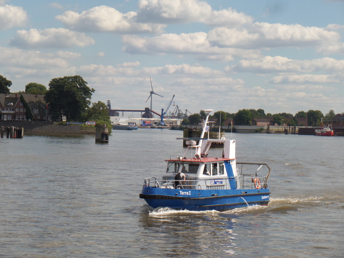 TERRA I am 17.8.2016, Hamburg, Elbe vor der Lotsenstation Finkenwerder /
Vermessungsschiff / GT 14 / Lüa 13,1 m, B 3,8 m, Tg 1,15 m / 2 Diesel, MAN, 478 kW (650 PS), 17 kn  / Eigner: R&B-Shipping , Heimathafen: Cuxhaven / 
