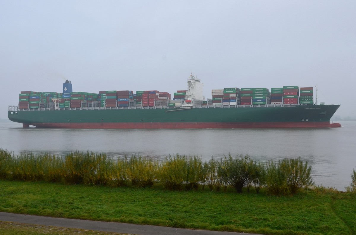 THALASSA MANA , Containerschiff , IMO 9667150 , Baujahr 2014 , 368.50 x 51m , 13808 TEU  , Lühe 21.10.2015