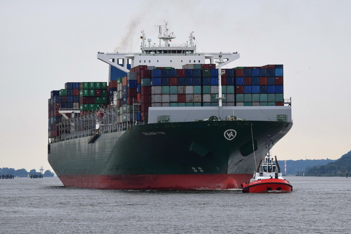 THALASSA THYI , Containerschiff , IMO 9667162 , Baujahr 2014 , 13808 TEU , 368.44 × 51.06m , 05.09.2017 Grünendeich
    