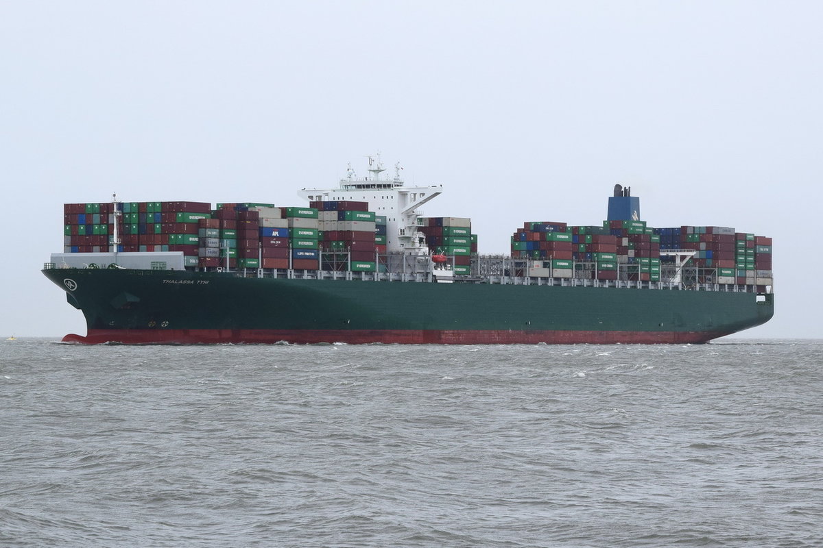 THALASSA TYHI , Containerschiff , IMO 9667162 , Baujahr 2014 , 368.44 × 51.06m , 13808 TEU , 05.04.2018 Alte Liebe Cuxhaven