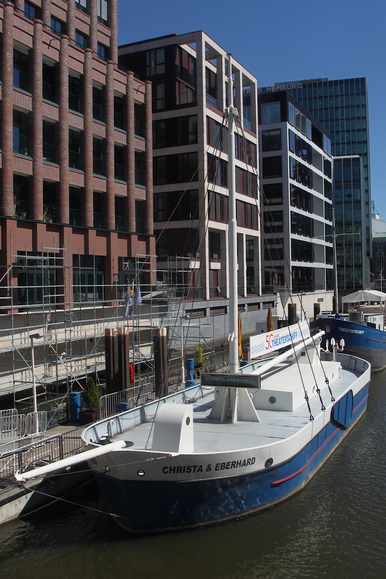 Theaterschiff CHRISTA&EBERHARD; Eigner/Betreiber: Theaterschiff Hamburg; Datum: 18.08.2025; Aufnahmeort: Elbe/Hafen Hamburg, Deutschland. Das Bild zeigt die Christa&EBERHARD an ihrem Liegeplatz neben dem eigentlichen Theaterschiff im Nikolaifleet.
