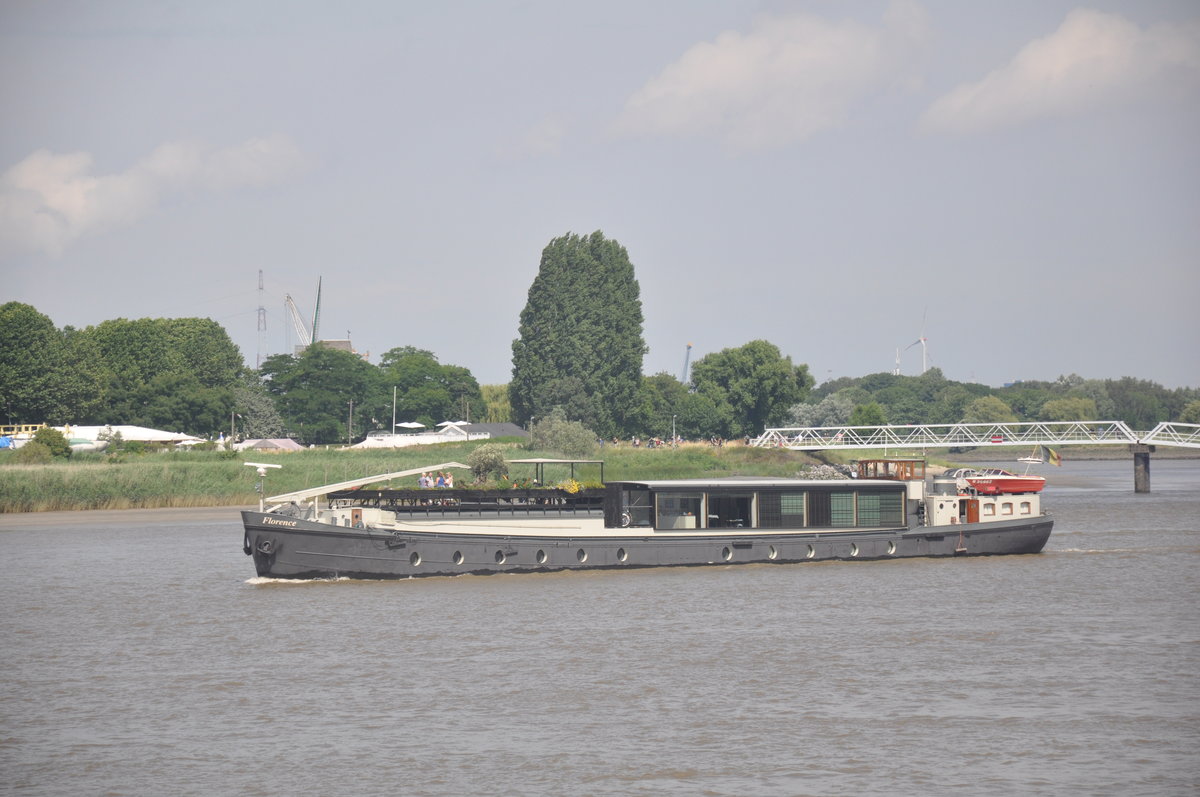 Theaterschiff Florence aufgenommen 10.07.2016 an der Schelde in Antwerpen 