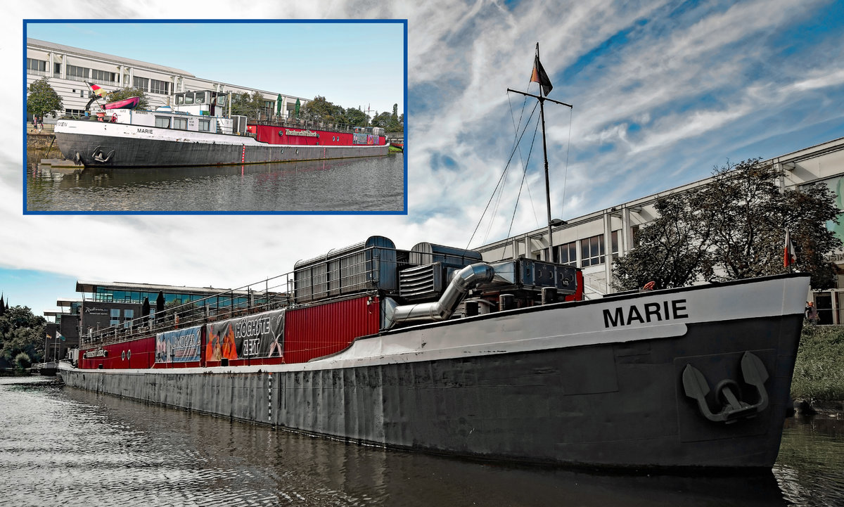 Theaterschiff MARIE in Lübeck, Höhe Musik- und Kongresshalle (am 26.08.2016). Das 1956 gebaute Schiff ist rund 67 Meter lang und 7,05 Meter breit. Im ehemaligen Kohle- und Kiesfrachtraum befinden sich ein Theatersaal mit 156 Sitzplätzen sowie ein Foyer mit einer theaterbegleitenden Gastronomie.