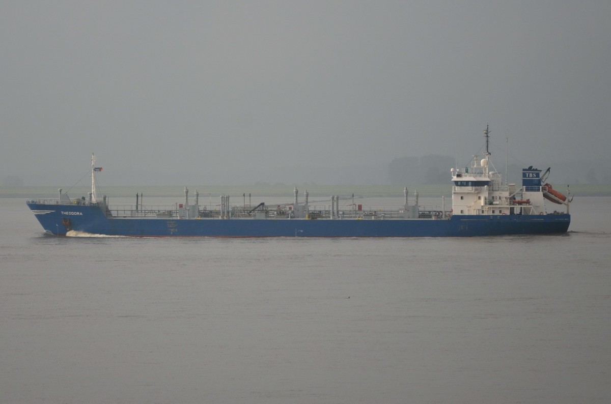 THEODORA  Tanker , IMO 9005338 , Baujahr 1991 , Lühe  13.06.2015