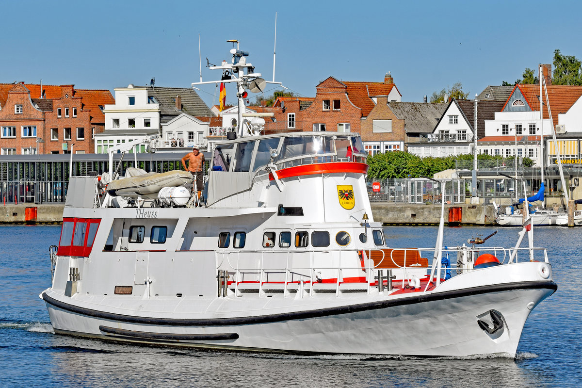 THeuss - ex Seenotrettungskreuzer THEODOR HEUSS. Aufnahme vom 07.08.2018. Der damals erste in Serie gebaute Seenotrettungskreuzer gilt als technischer Meilenstein im Spezialschiffbau. Das Typschiff der 23,2-Meter-Klasse war von 1963 bis zu seiner Außerdienststellung 1985 in Laboe stationiert. Gut erkennbar ist die Verlängerung des charakteristischen Decksaufbaus bis zum Heck. Wo sich einst das Tochterboot TEDJE in der Heckwanne befand, ist heute ein überdachter Decks-Salon. Die absenkbare Heckklappe ist jedoch weiterhin voll funktionsfähig, über ihre Ablaufbahn kann ein an Bord gelagertes Speedboat zu Wasser gelassen werden