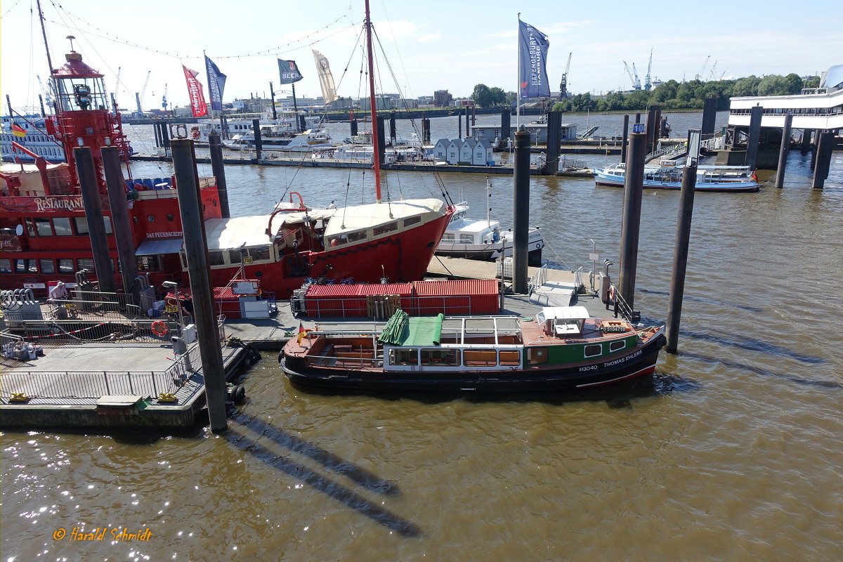 THOMAS EHLERS (ENI 05104710)(H 14008) am 14.6.2019, Hamburg, Elbe, Ehlers Liegeplatz im Niedernhafen (City-Sportboothafen) /
Ex-Namen: EDWIN (1954-2009, Theodor Kau/Barkassen-Centrale Ehlers) >BORBI (1949-1954, Bischoff&Bornhofen) >TECHNISCHER BETRIEB II (HAPAG, 1936-1949) >HANNA / Lütgens&Reimers X (1925-1936 Lütgens&Reimers, Hamburg) / 
Barkasse / Lüa 15,79 m, B 4,26 m, Tg m /zugel. Personen: 60 / 1 Diesel, Henschel, 98 kW (133 PS) / gebaut 1925 bei Oelkers, HH-Neuhof als Schlepp-Barkasse / 1964 verlängert + verbreitert / 2009 Umbau (sinksicher) bei Feltz-Werft, HH-Finkenwerder, umbenannt in THOMAS EHLERS /
