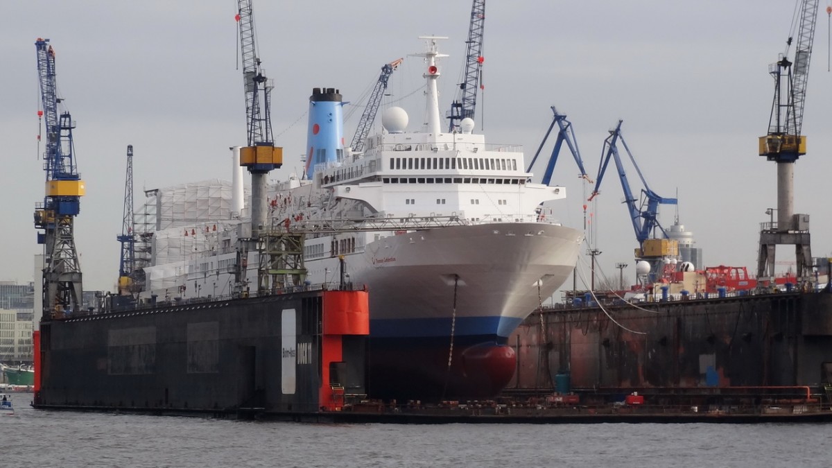 THOMSON  CELEBRATION     Kreuzfahrtschiff    Hamburg-Hafen   Trockendeck

7.12.2013