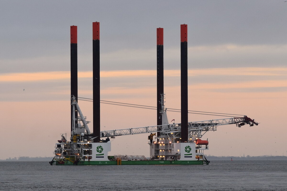 THOR , Spezialschiff , IMO 9577147 , Baujahr 2010 , 92.77 x 40.31 m , 09.11.2021 , Cuxhaven