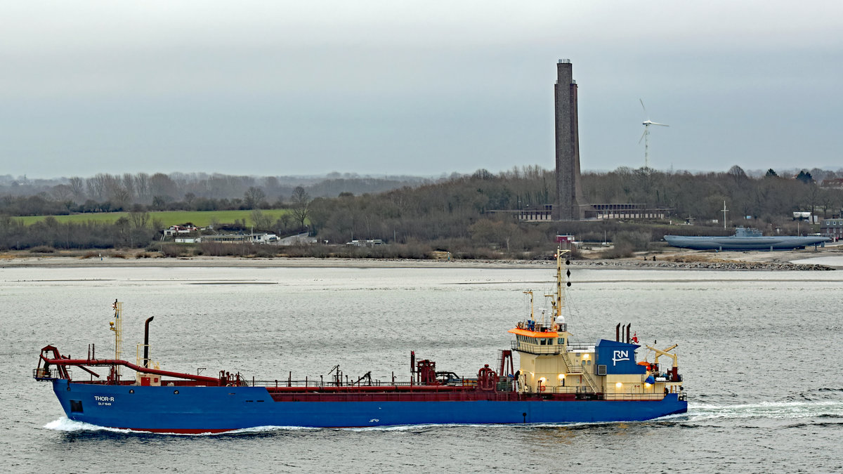 THOR-R am 10.2.2019 in der Kieler Förde unweit Laboe. Im Hintergrund ist das Marine-Ehrenmal erkennbar. Unterhalb liegt das U-Boot 995