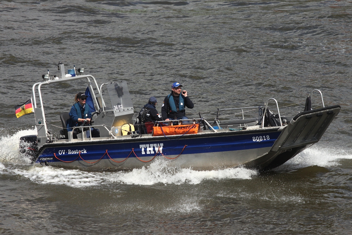 THW-Motorboot 80818; Eigner/Betreiber: THW Rostock; Datum: 09.05.2026; Aufnahmeort: Elbe/Hafen Hamburg, Deutschland. Das Bild entstand anl�sslich einer Rettungsvorf�hrung zum 837. Hafengeburtstag.