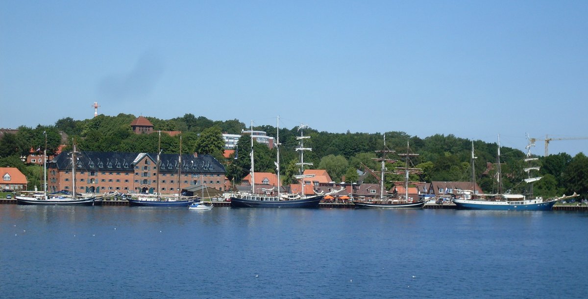 TIESSENKAI - in Kiel-Holtenau - belegt mit Holländische Traditiossegler-am27.06.2011