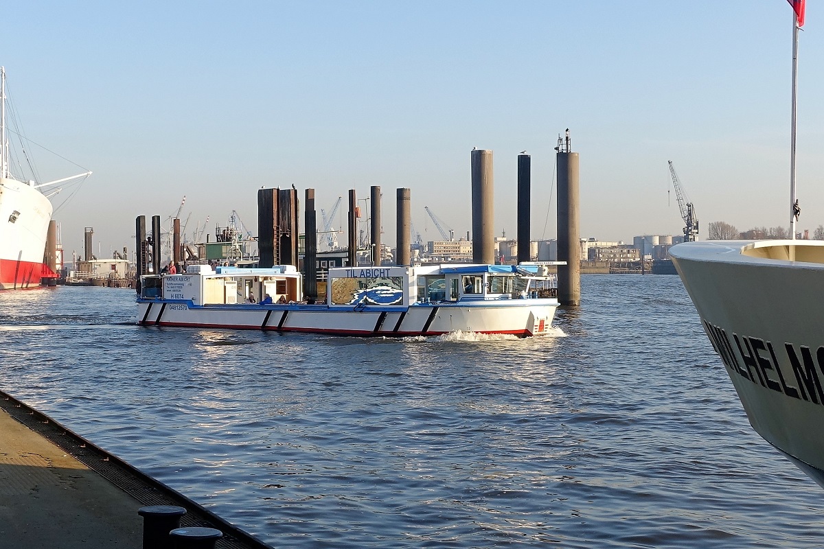 TIL ABICHT (ENI 04812570) am 26.2.2019, Hamburg, Elbe Höhe Landungsbrücken /
Luxus-Rundfahrtbarkasse / Lüa 20 m, B 6,5 m, Tg 1,14 m / 1 Diesel, MAN, 2866 LXE 401, 190 kW (259 PS) / zugelassen für 130 Personen / gebaut 2017 bei Feltz Werft, HH-Finkenwerder Eigner: Flagge: Deutschland, Heimathafen: Hamburg /  

